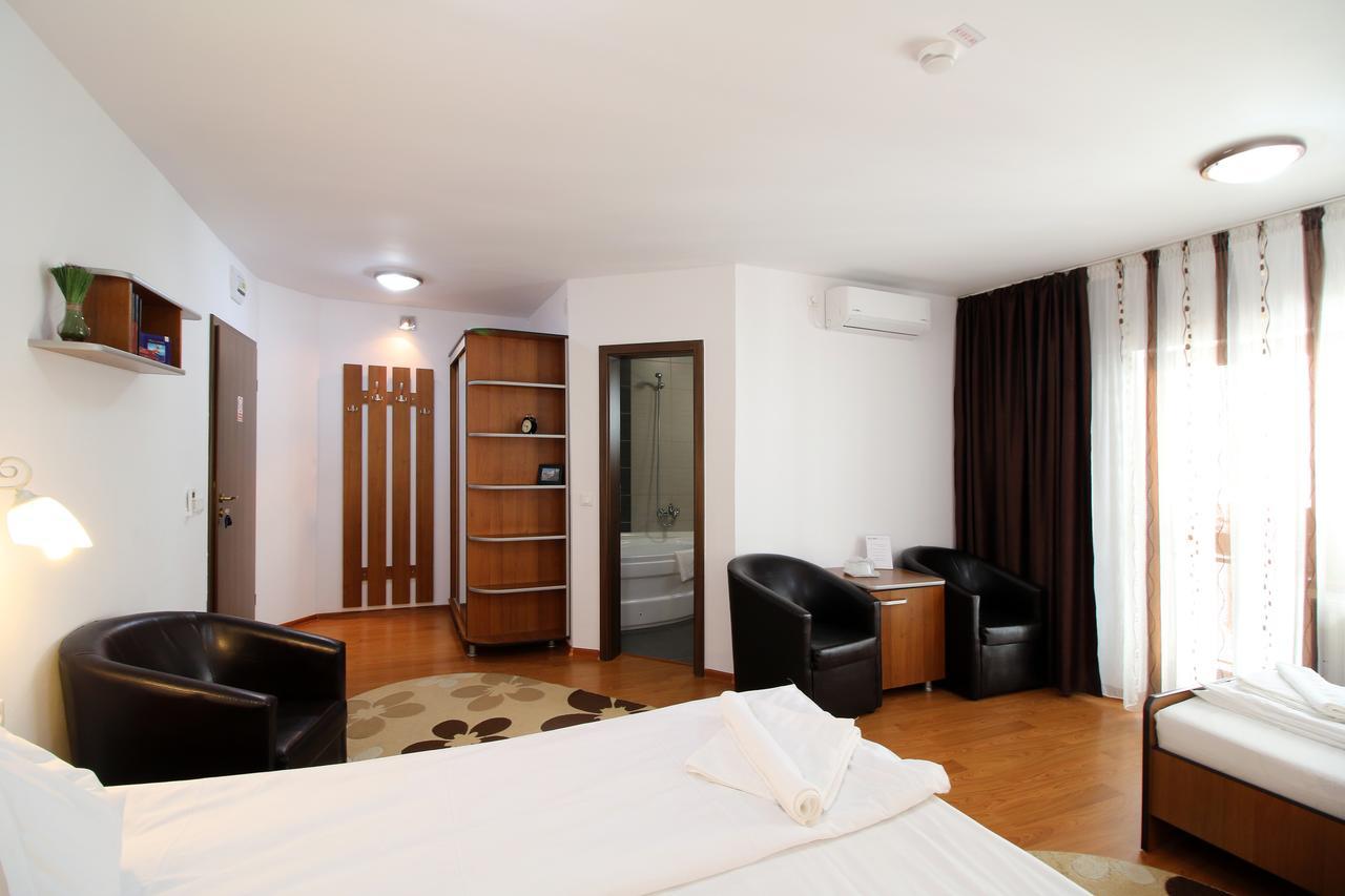 Cameră triplă cu balcon